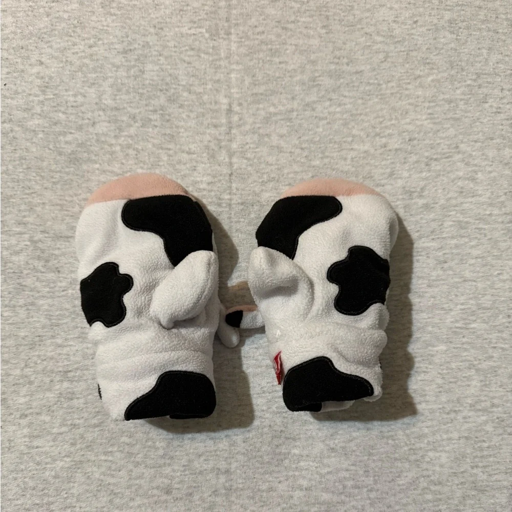 Chick-fil-A “Stories of Evergreen Hills” Cow Mittens- Kids Size Medium 🐄 RARE‎